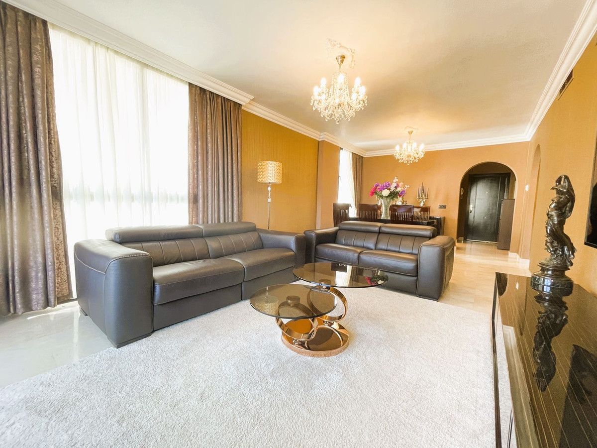 Appartement op de middelste verdieping in Calahonda, Calahonda, 3/12