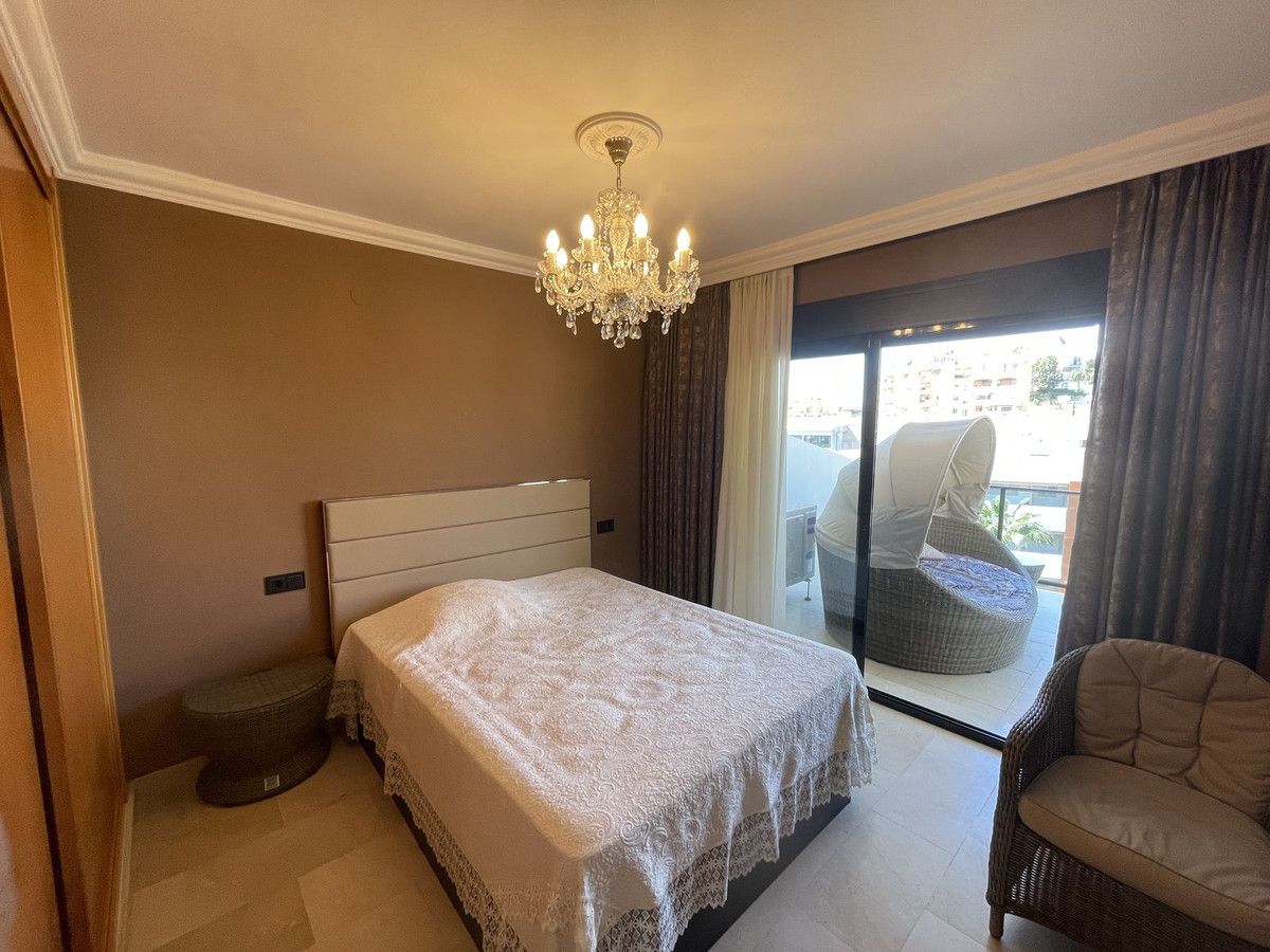 Appartement op de middelste verdieping in Calahonda, Calahonda, 4/12