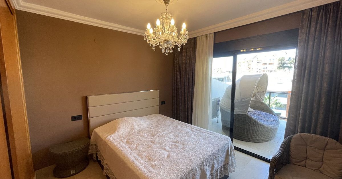 Appartement op de middelste verdieping in Calahonda, Calahonda, 4/12