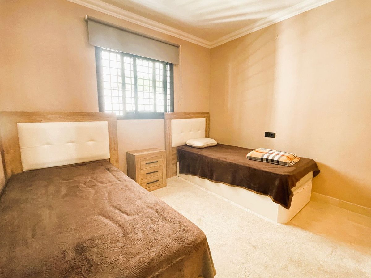 Appartement op de middelste verdieping in Calahonda, Calahonda, 6/12