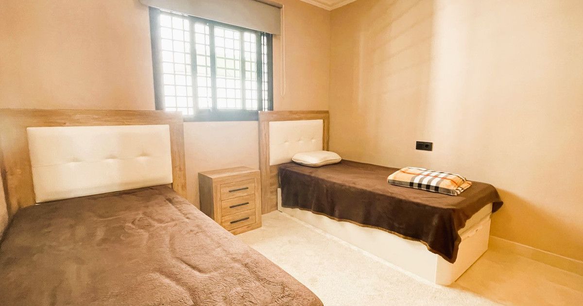 Appartement op de middelste verdieping in Calahonda, Calahonda, 6/12