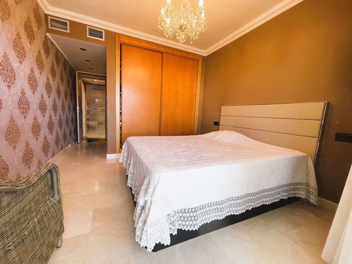 Appartement op de middelste verdieping in Calahonda, Calahonda, 9/12