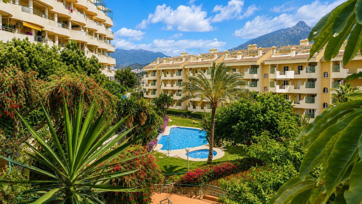 Apartament na środkowym piętrze w Nueva Andalucía, Nueva Andalucía, 1/12