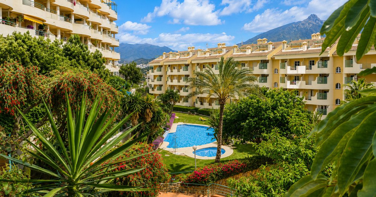 Apartament na środkowym piętrze w Nueva Andalucía, Nueva Andalucía, 1/12