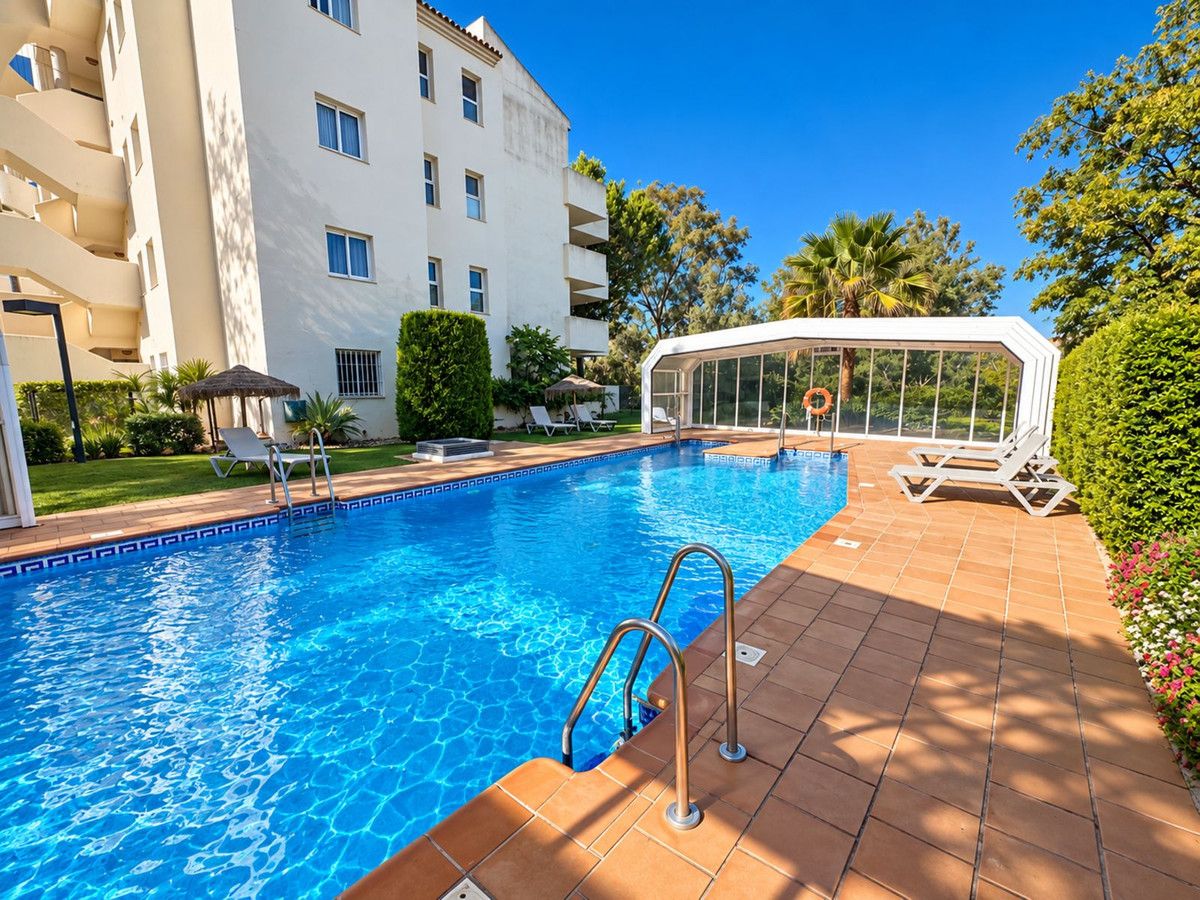 Apartamento en planta media en Elviria, Elviria, 2/12