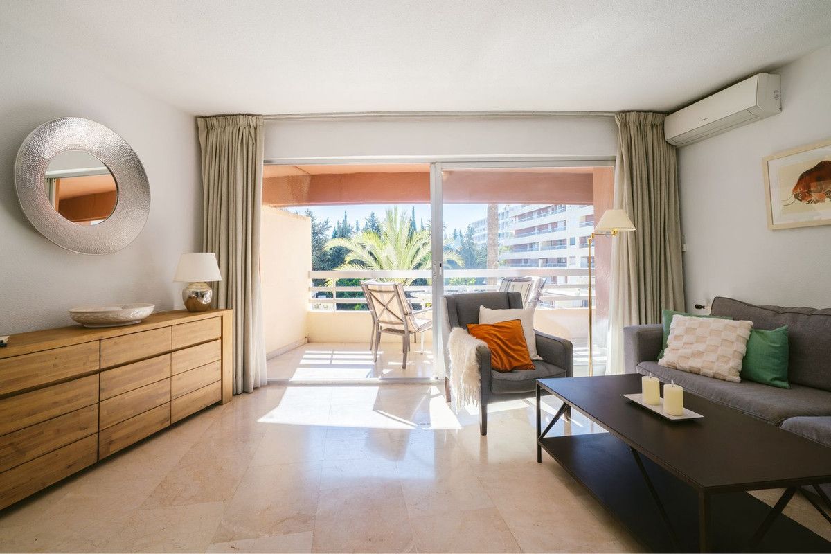 Middle Floor Apartment in Marbella, Marbella, 1/12