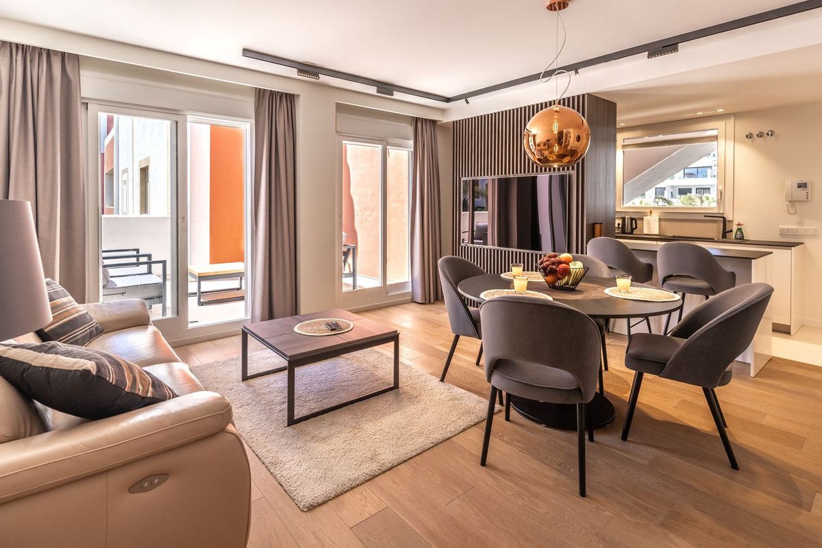 Middle Floor Apartment in Estepona, Estepona, 1/12