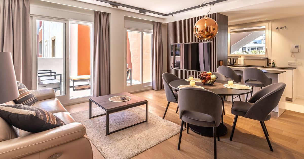 Middle Floor Apartment in Estepona, Estepona, 1/12