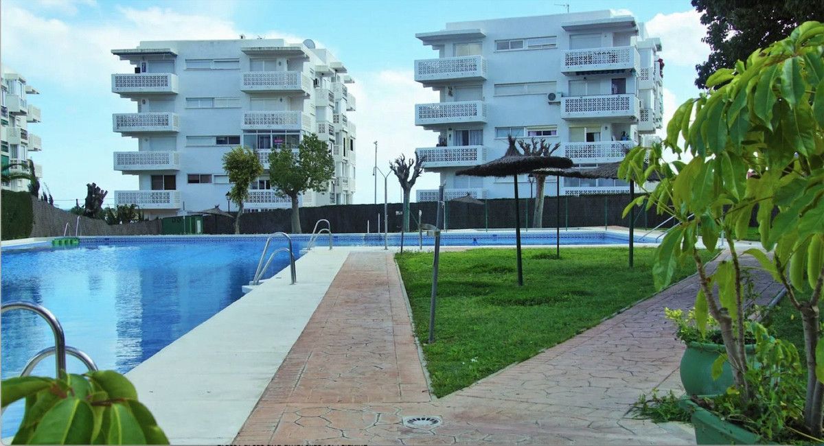 Middle Floor Apartment in New Golden Mile, New Golden Mile, 1/12