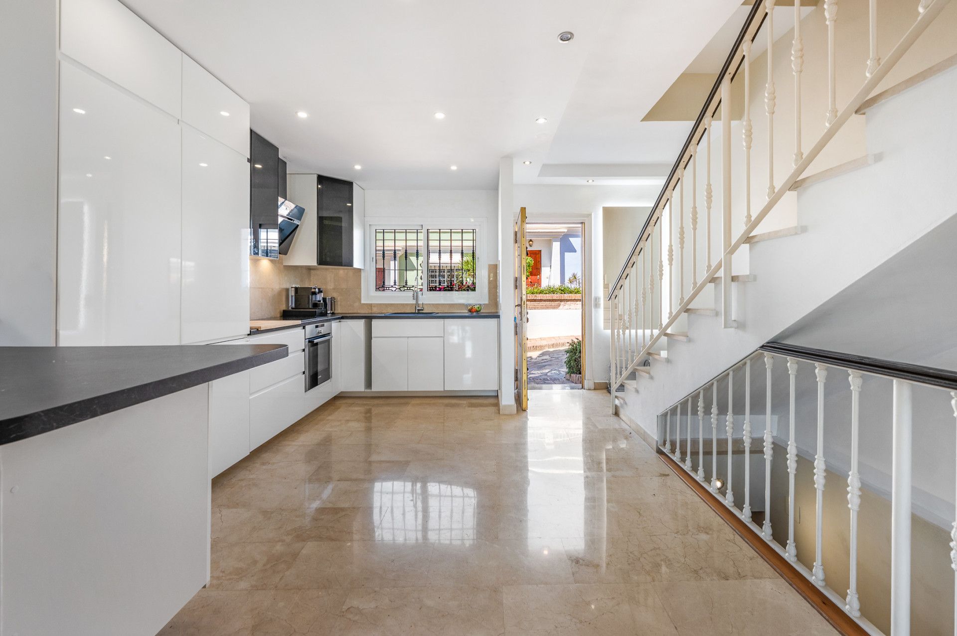 Town House in Nueva Andalucia, Aloha Pueblo, Nueva Andalucia, 6/12