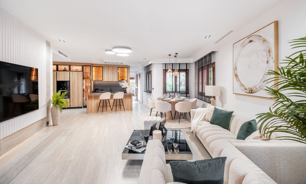 Middle Floor Apartment in Estepona, Estepona, 1/12