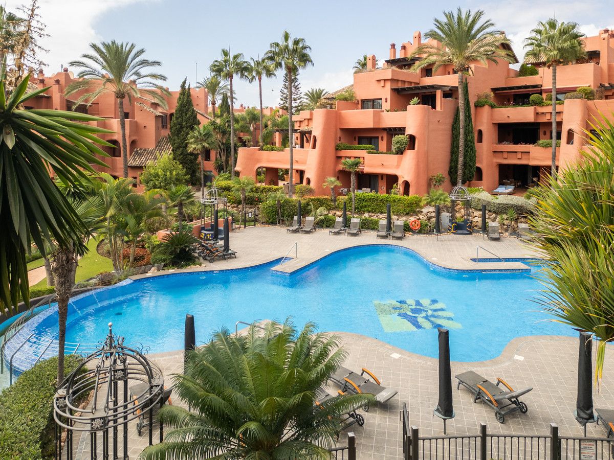 Middle Floor Apartment in Estepona, Estepona, 2/12