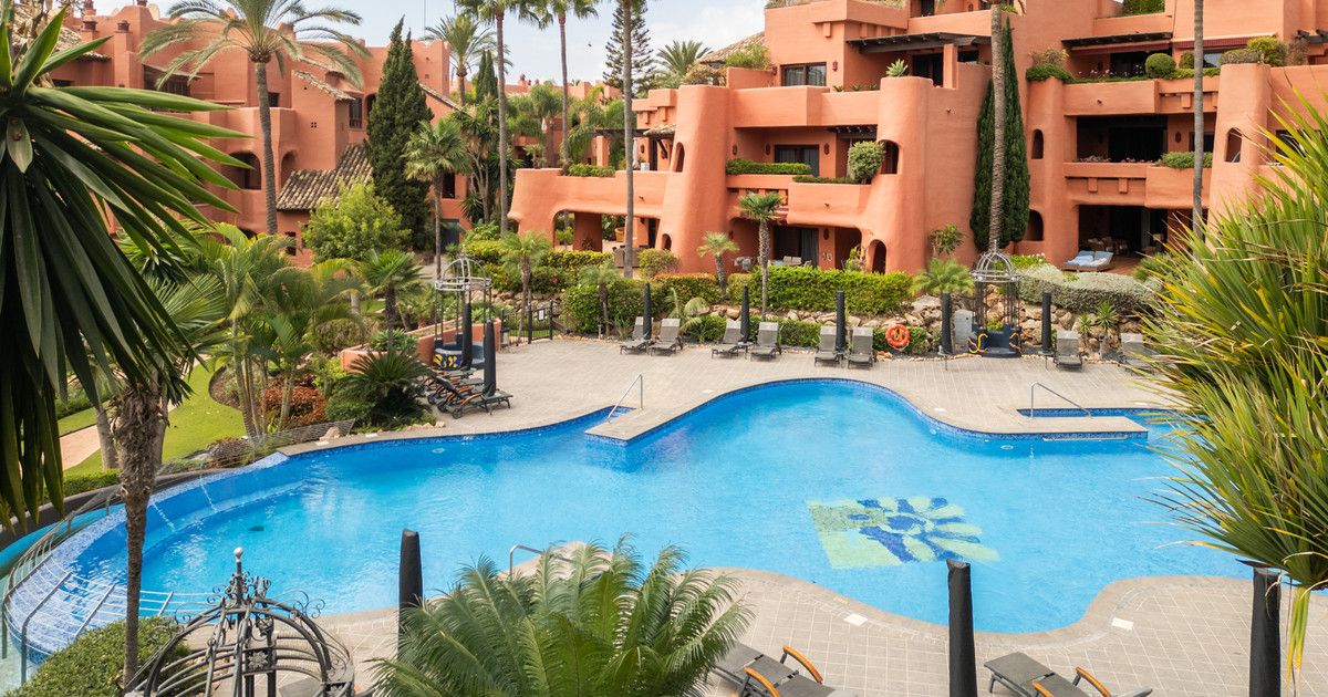 Middle Floor Apartment in Estepona, Estepona, 2/12