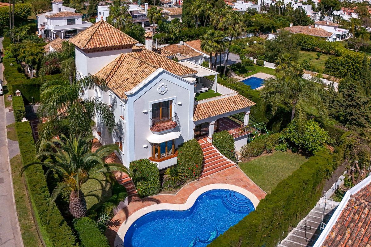 Отдельная вилла в Estepona, Estepona, 3/12