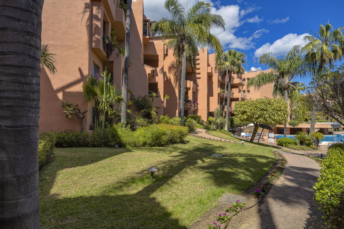 Middle Floor Apartment in The Golden Mile, The Golden Mile, 1/12