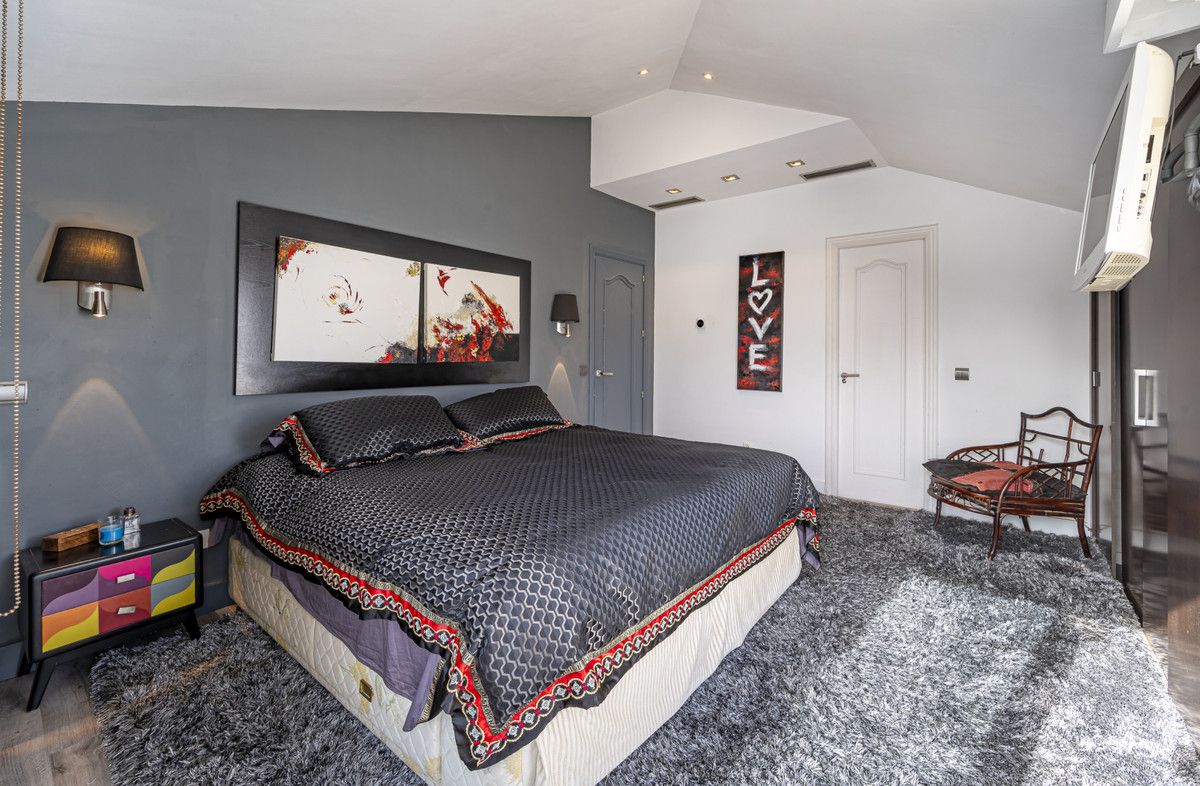 Penthouse in The Golden Mile, The Golden Mile, 11/12