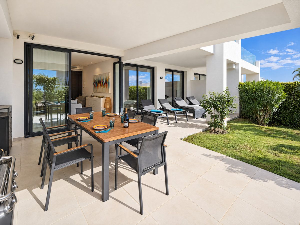 Middle Floor Apartment in Estepona, Estepona, 1/12