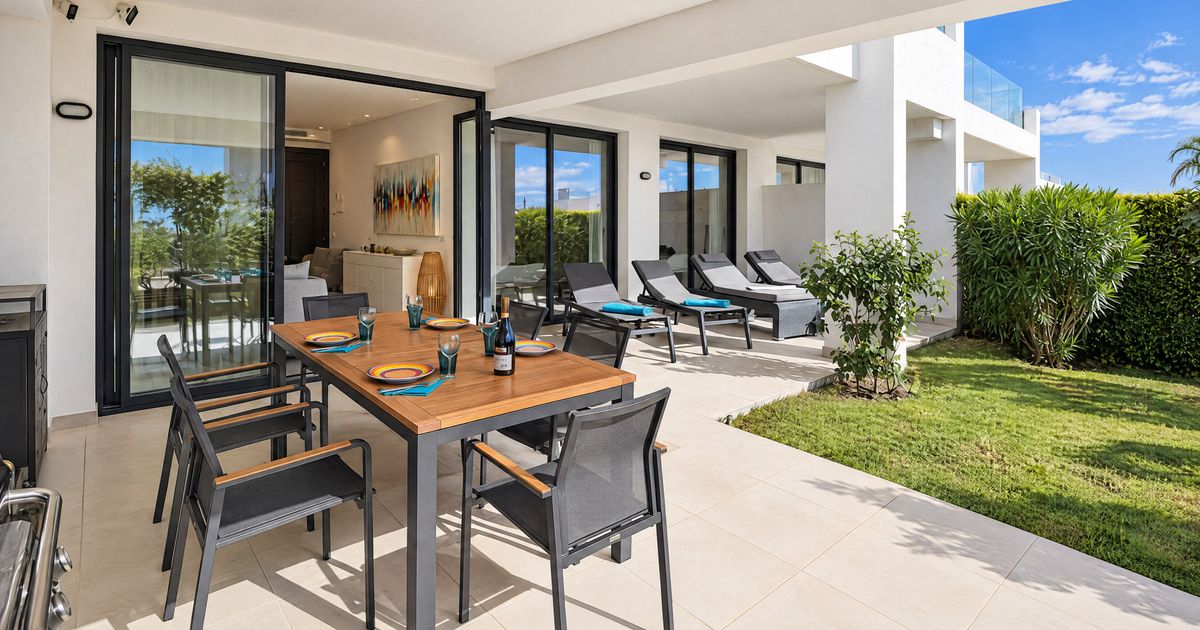 Middle Floor Apartment in Estepona, Estepona, 1/12