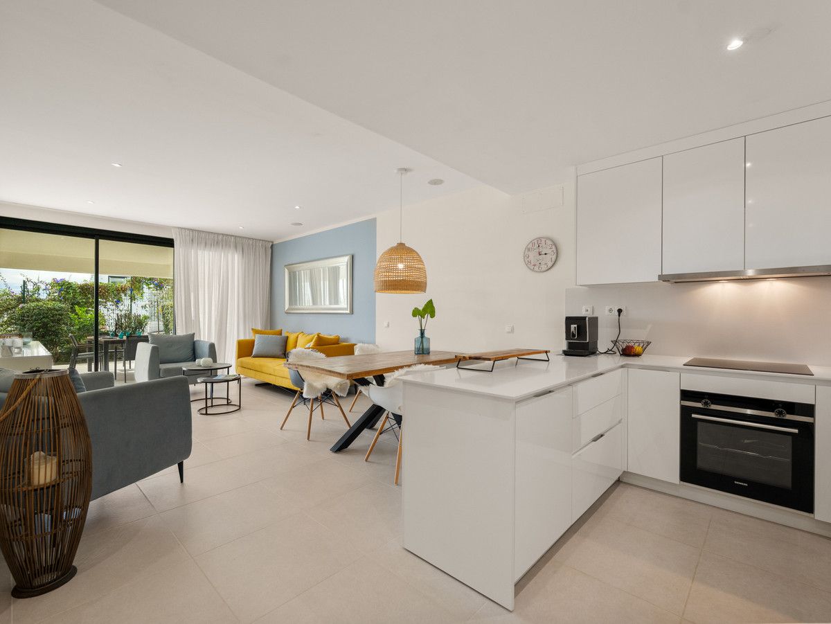 Middle Floor Apartment in Estepona, Estepona, 2/12