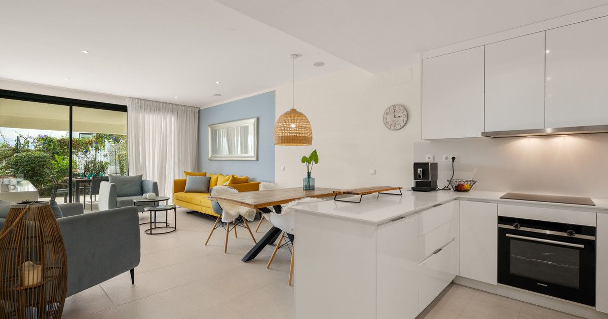 Middle Floor Apartment in Estepona, Estepona, 2/12