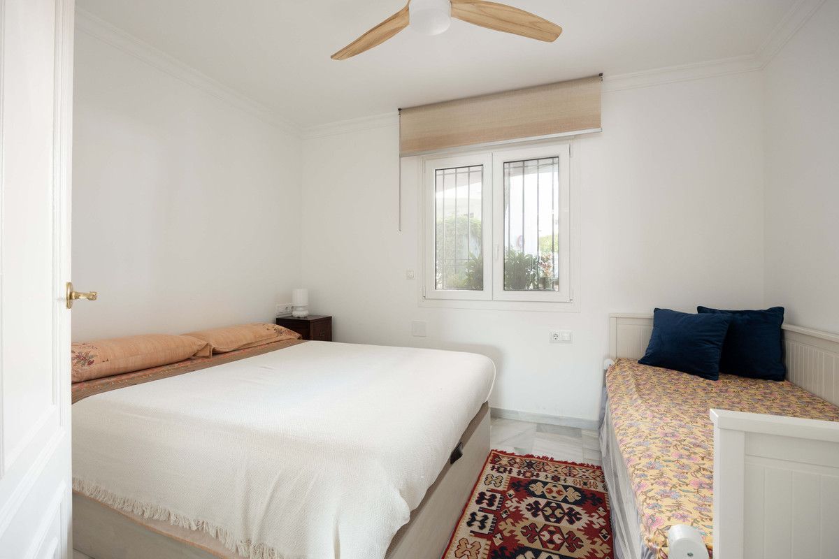 Middle Floor Apartment in Calahonda, Calahonda, 11/12