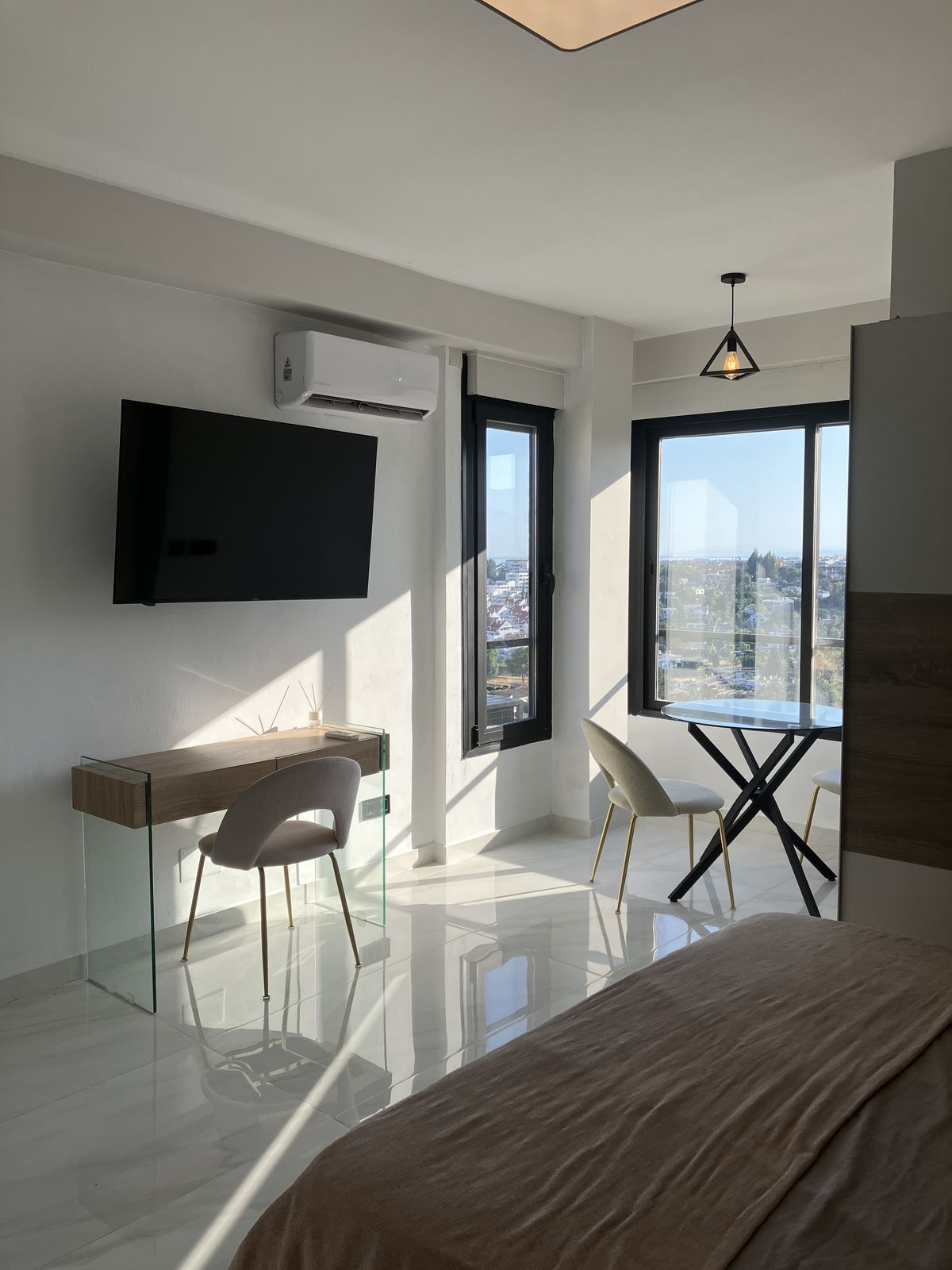 Penthouse in Aloha, Aloha, 4/12