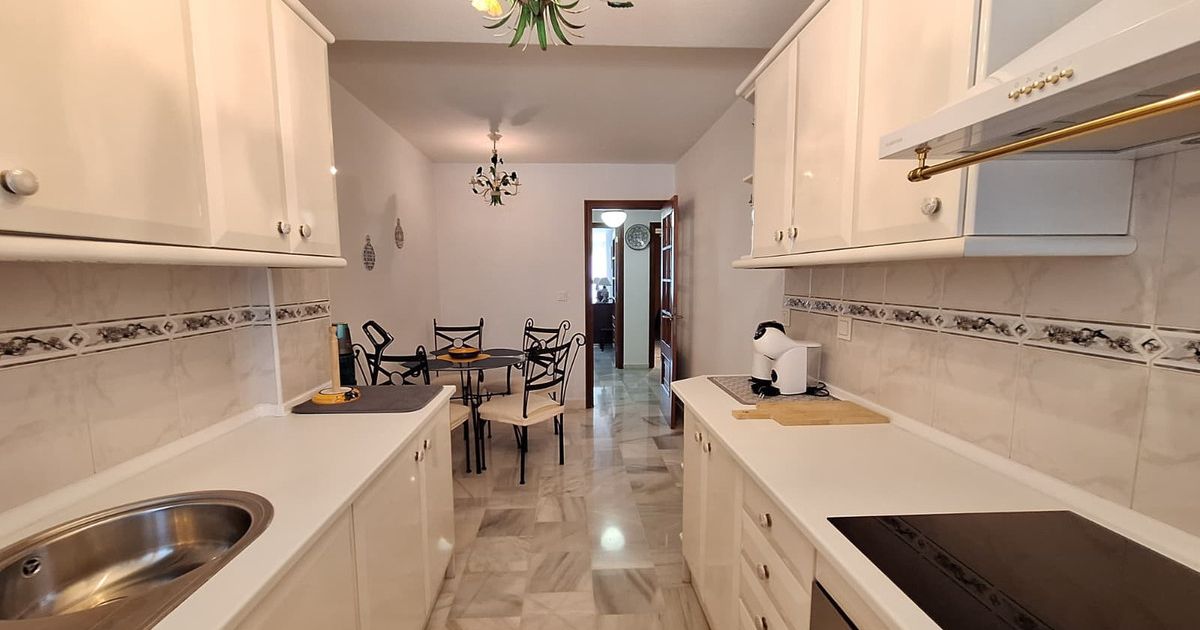 Lägenhet på mellanvåningen i Estepona, Estepona, 6/12