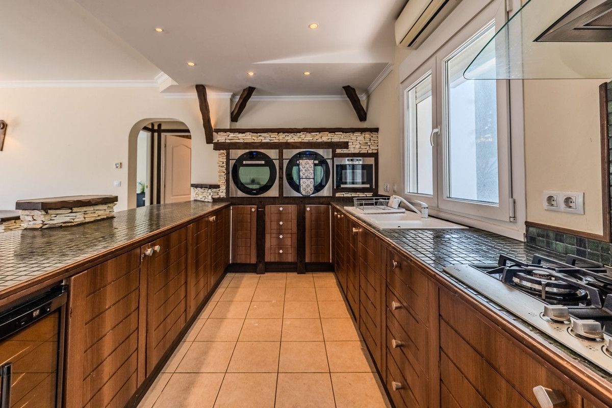 Detached Villa in El Faro, El Faro, 10/12