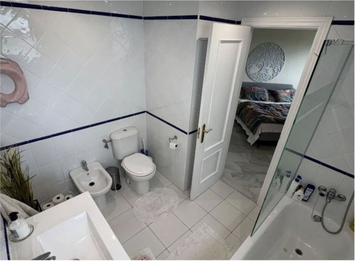 Middelste Verdieping Appartement in Calahonda, Calahonda, 12/12