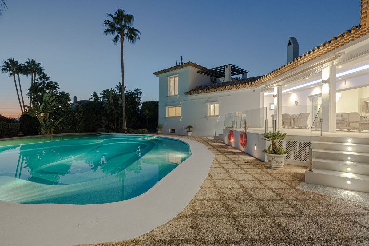 Detached Villa in El Paraiso, El Paraiso, 2/12