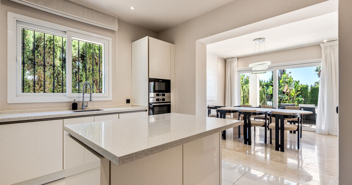 Villa in Nueva Andalucia, Nueva Andalucia, 7/12