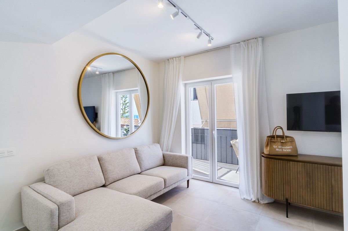 Middle Floor Apartment in Estepona, Estepona, 2/12