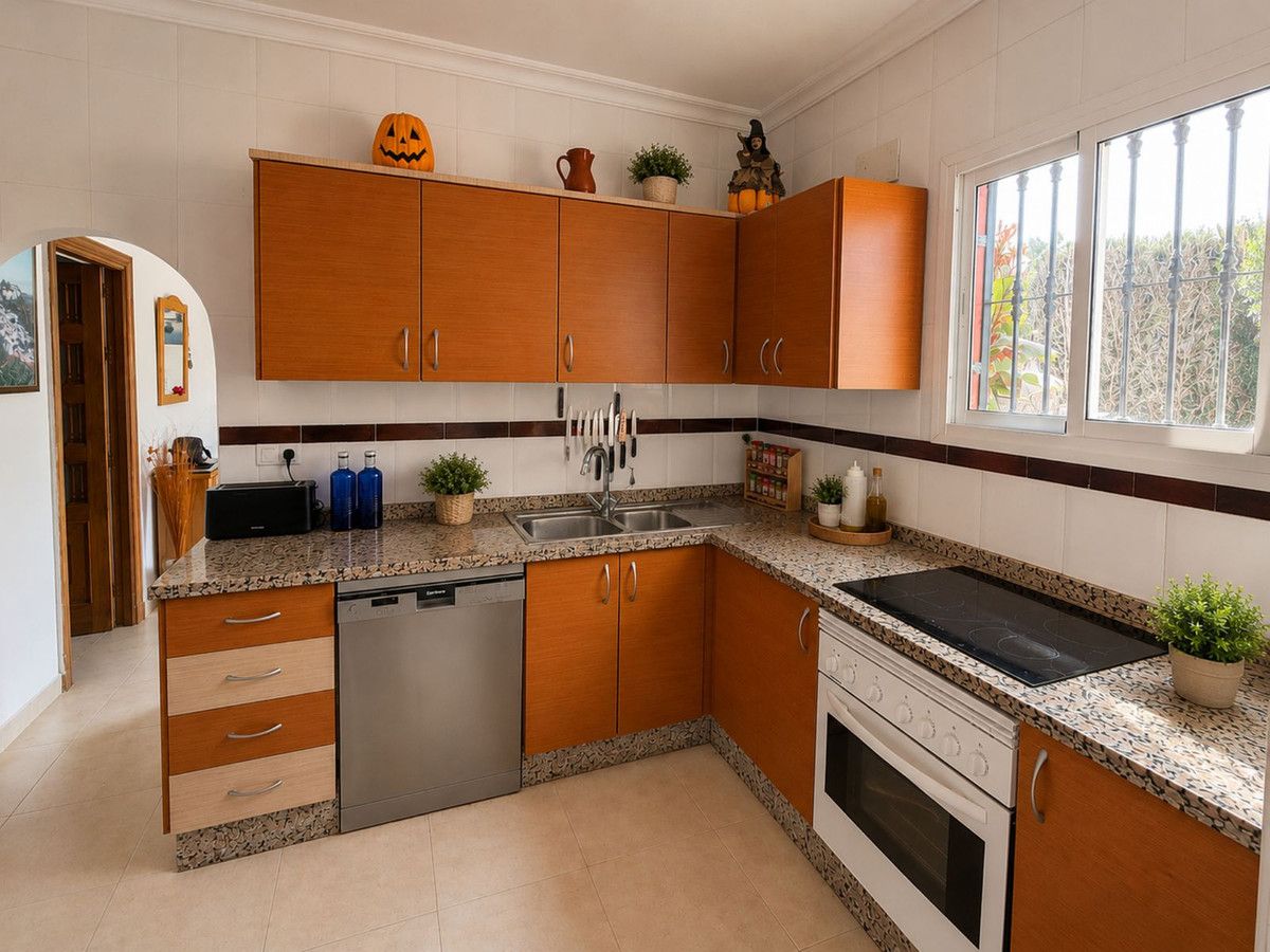 Detached Villa in Manilva, Manilva, 4/12