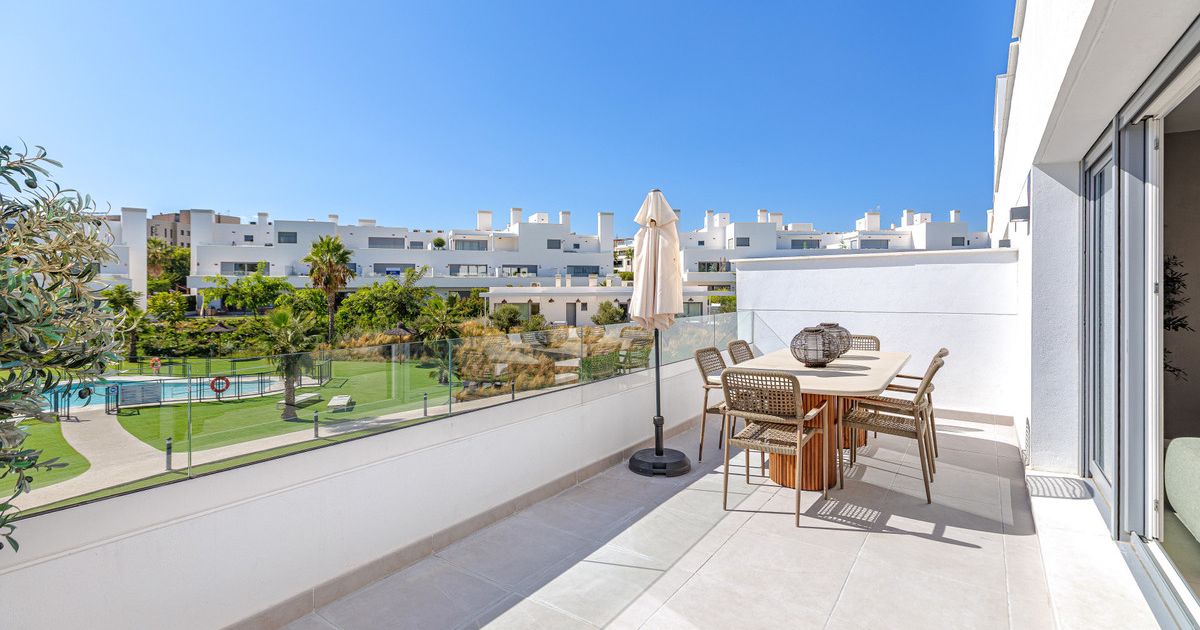 Middle Floor Apartment in Estepona, Estepona, 1/12