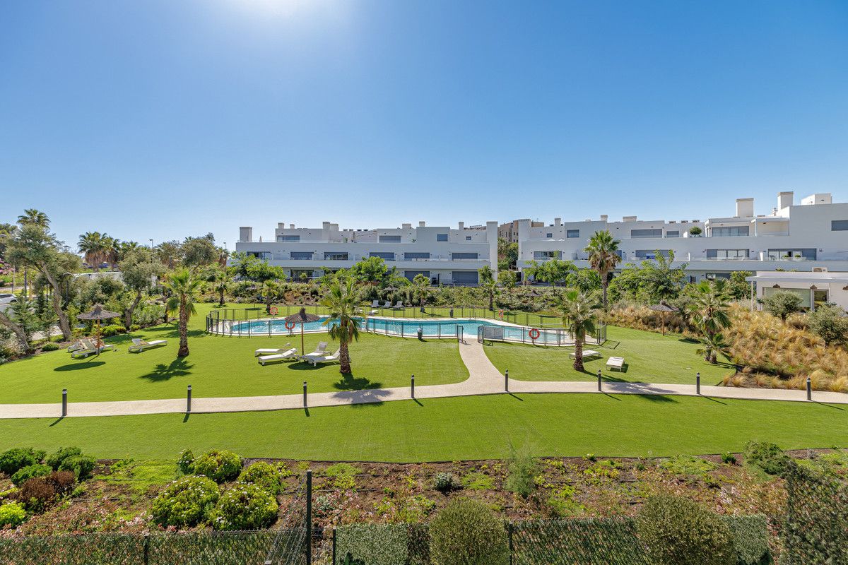 Middle Floor Apartment in Estepona, Estepona, 5/12