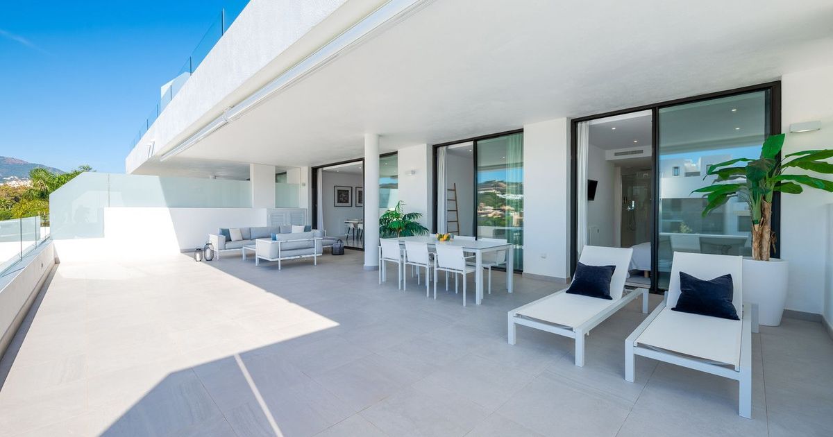 Апартаменты на среднем этаже в Estepona, Estepona, 1/12