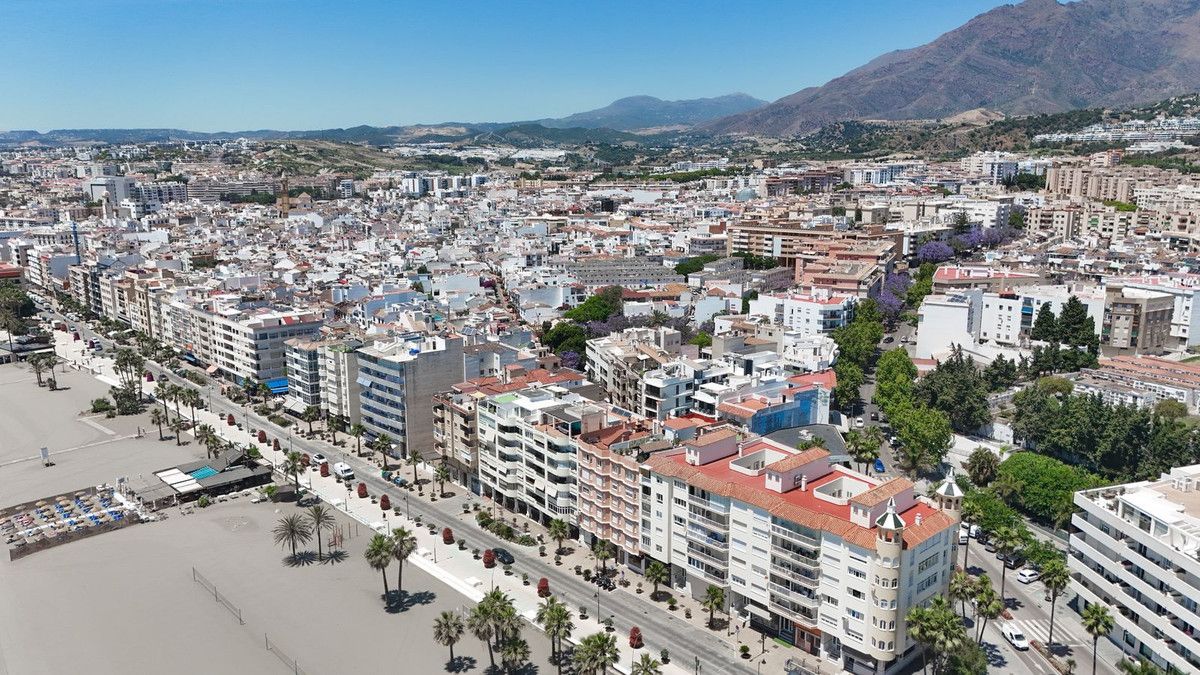Middle Floor Apartment in Estepona, Estepona, 2/12