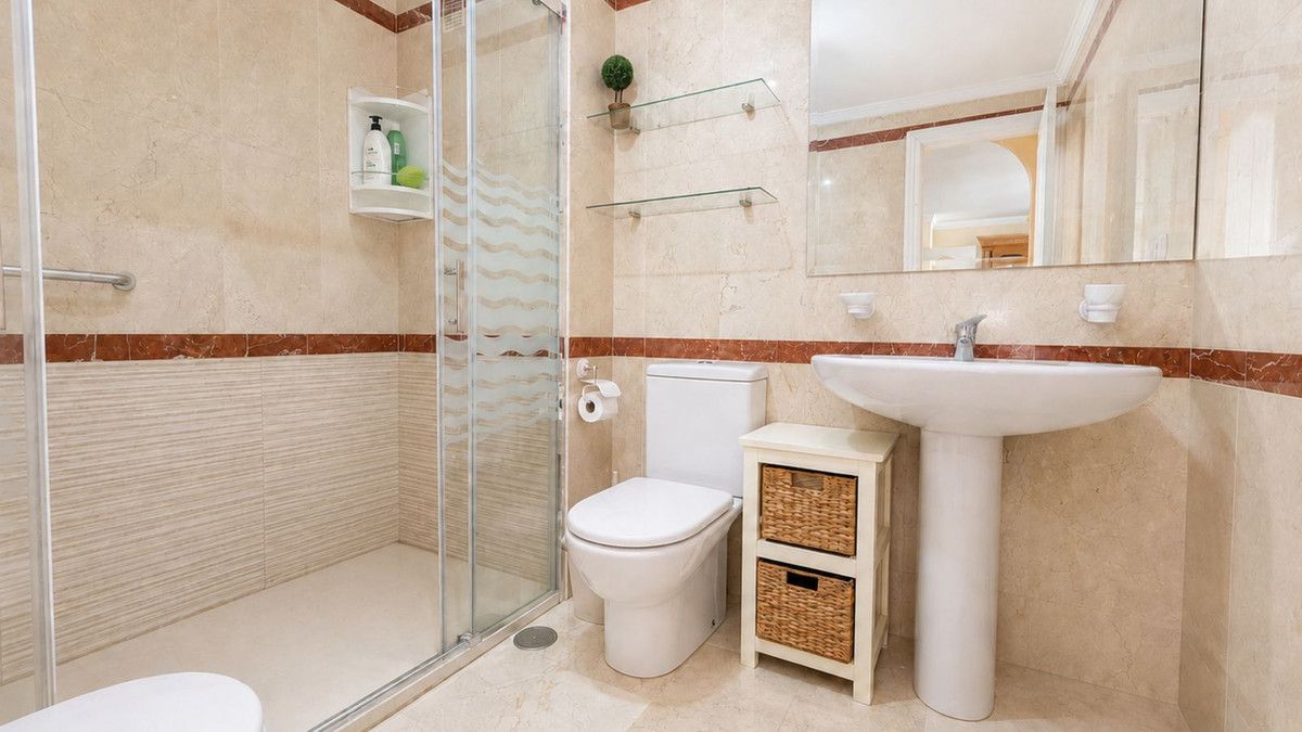 Middle Floor Apartment in Estepona, Estepona, 11/12