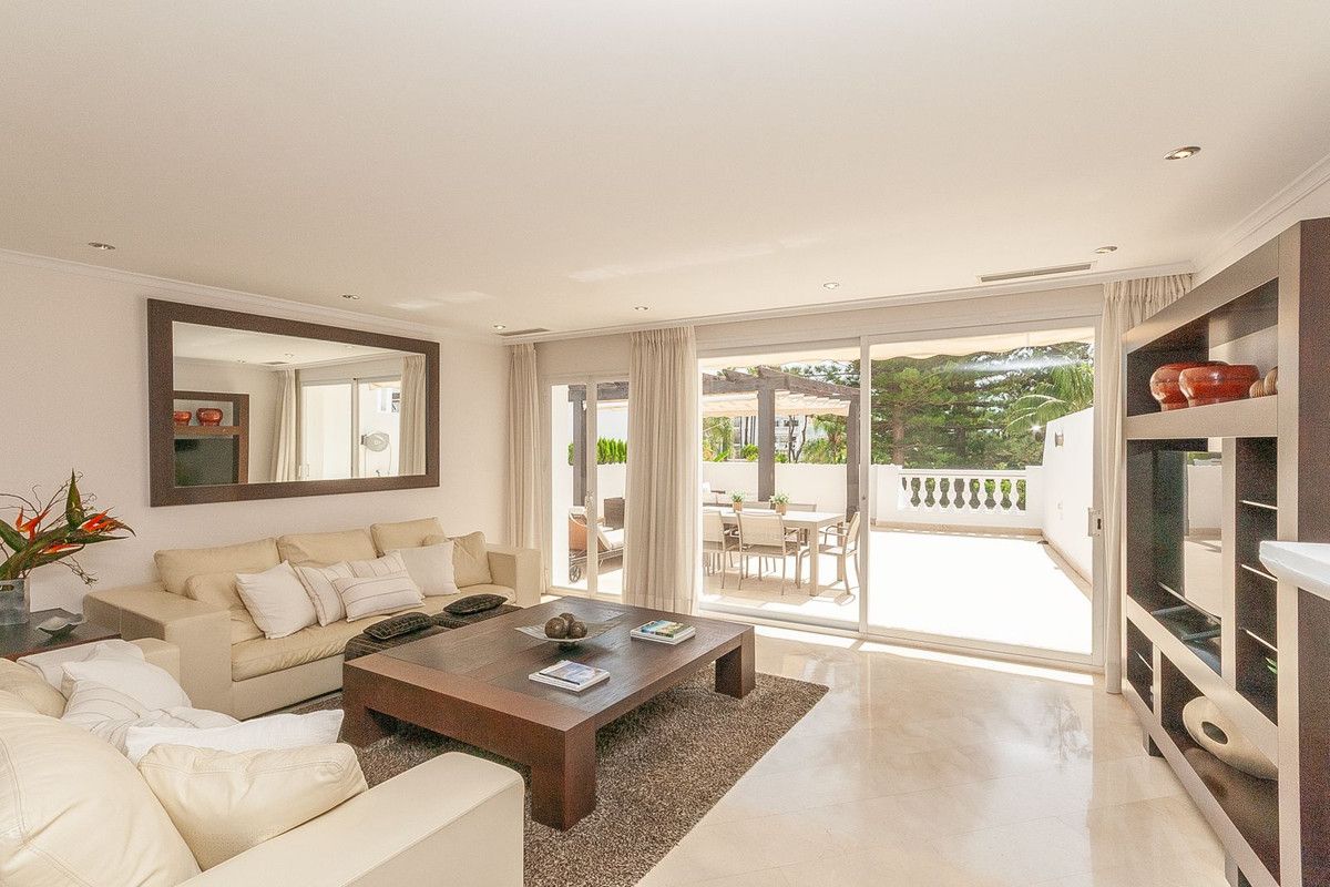 Mittelgeschoss-Wohnung in Elviria, Elviria, 3/12