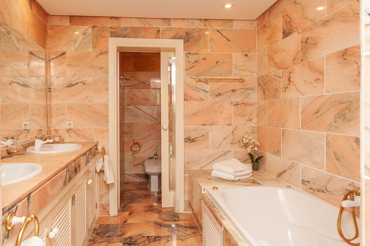 Mittelgeschoss-Wohnung in Elviria, Elviria, 6/12