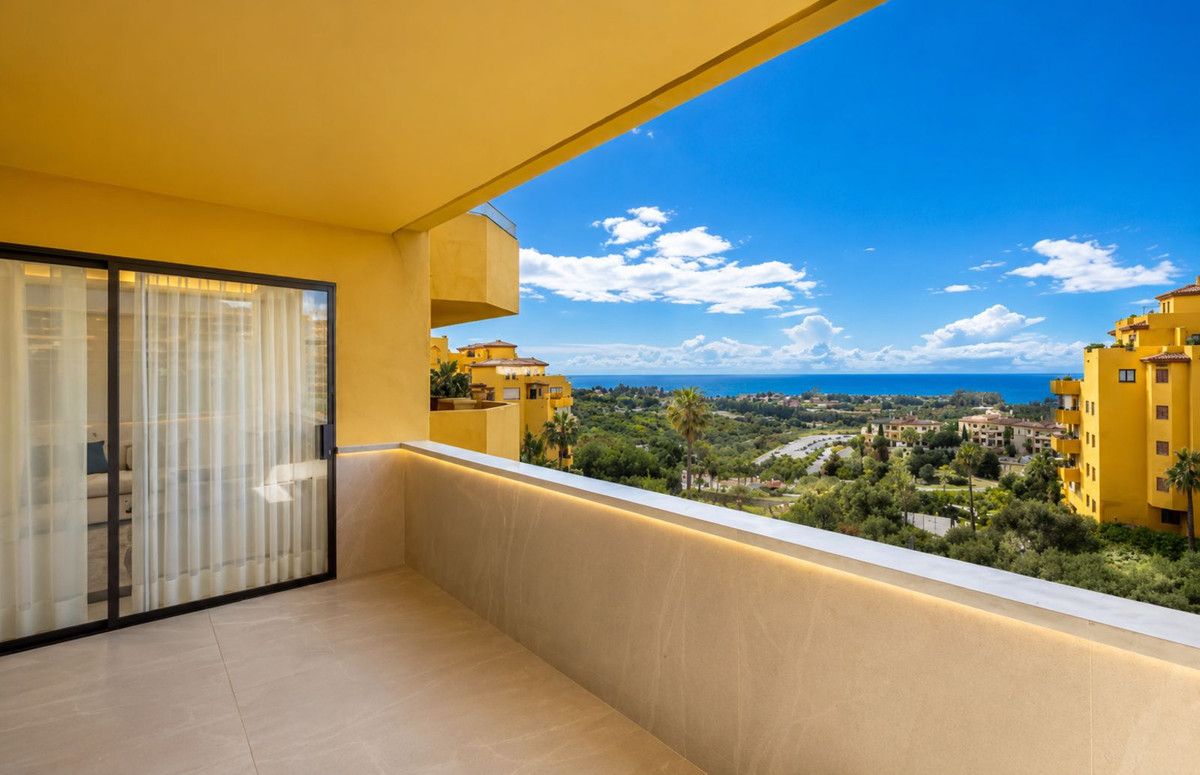 Middle Floor Apartment in Estepona, Estepona, 1/12