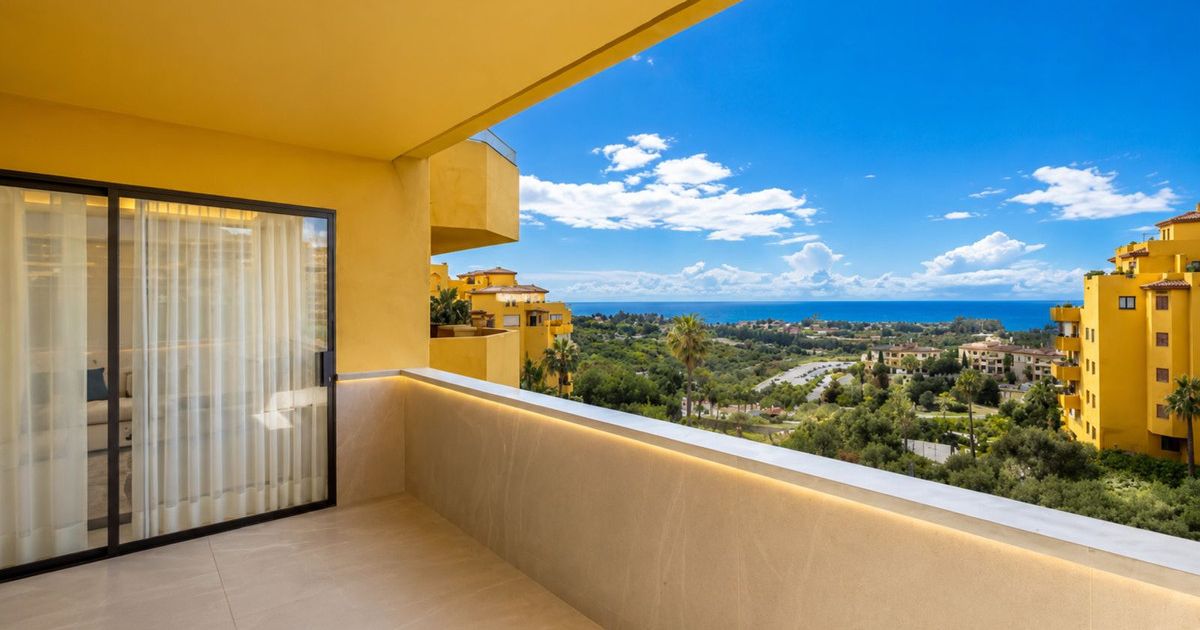 Middle Floor Apartment in Estepona, Estepona, 1/12
