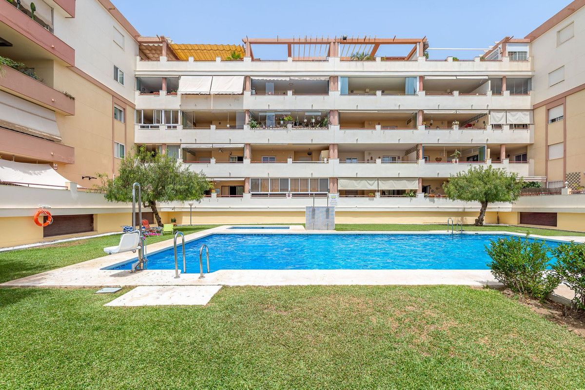Middle Floor Apartment in Torrequebrada, Torrequebrada, 3/12