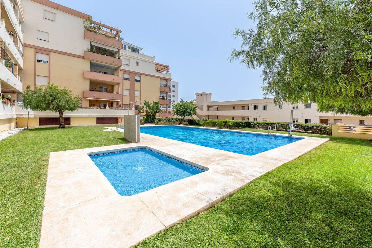 Middle Floor Apartment in Torrequebrada, Torrequebrada, 4/12