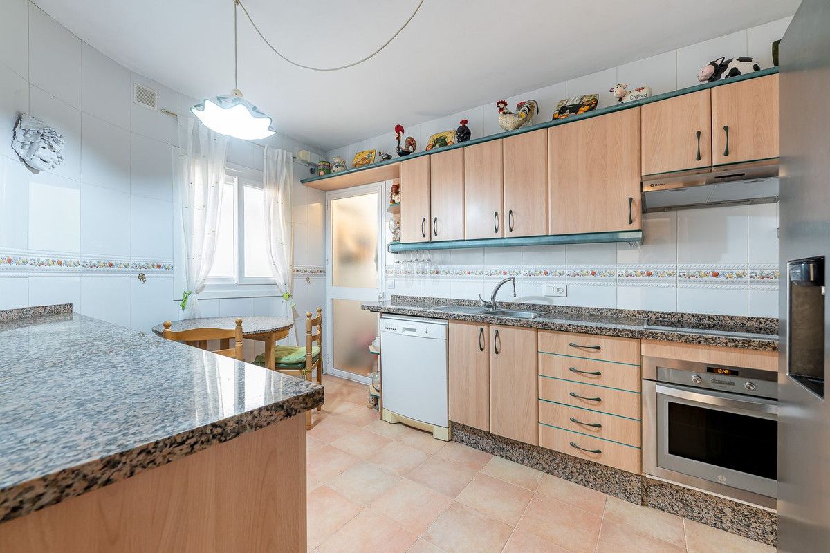 Middle Floor Apartment in Torrequebrada, Torrequebrada, 9/12