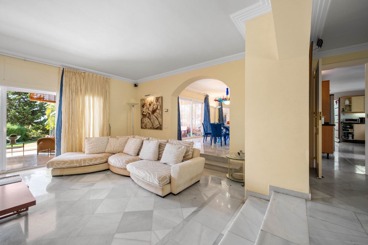 Отдельно стоящая вилла в Elviria, Elviria, 12/12