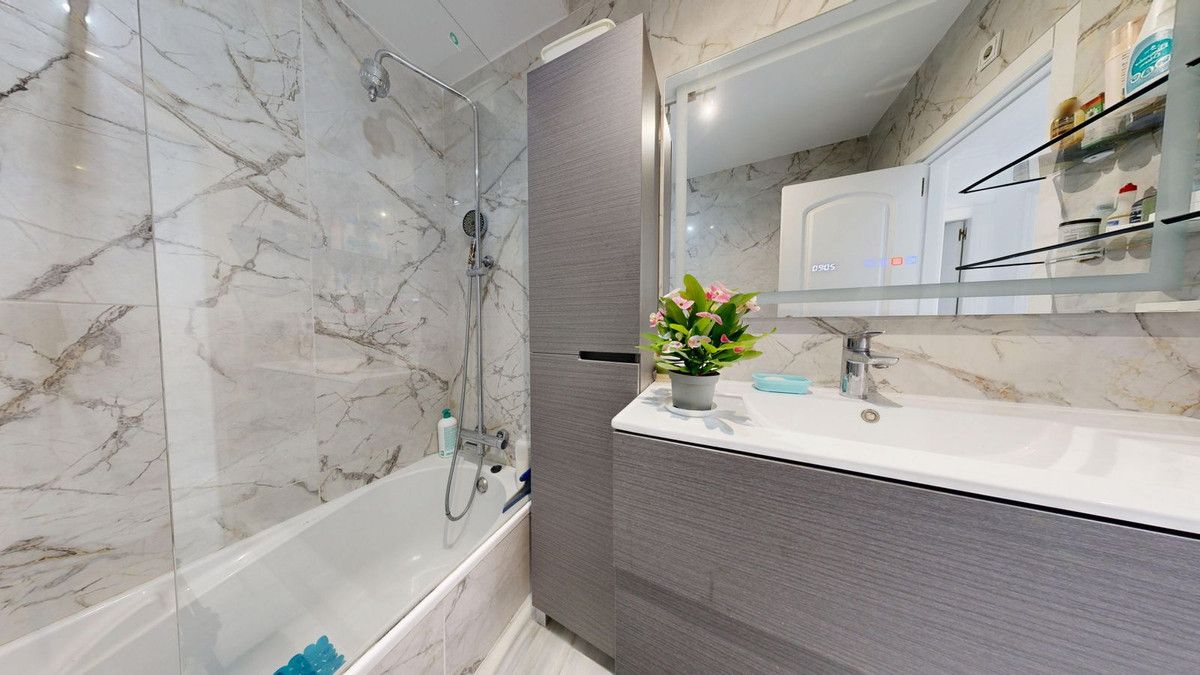 Semi-Detached House in The Golden Mile, The Golden Mile, 11/11