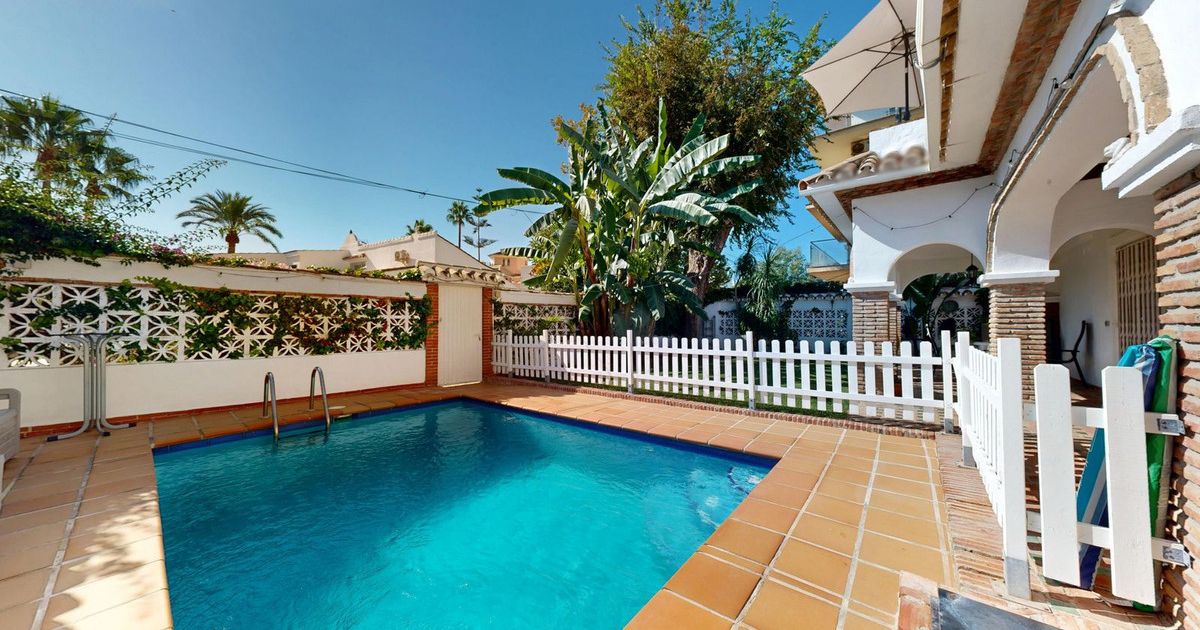Semi-Detached House in The Golden Mile, The Golden Mile, 4/11