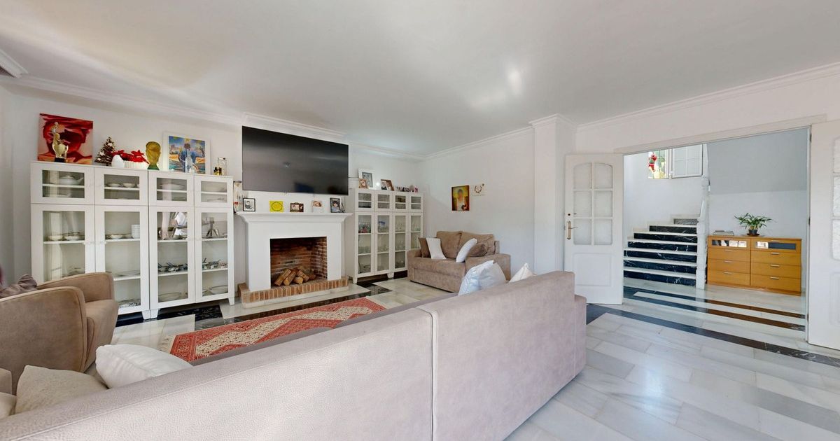 Semi-Detached House in The Golden Mile, The Golden Mile, 8/11