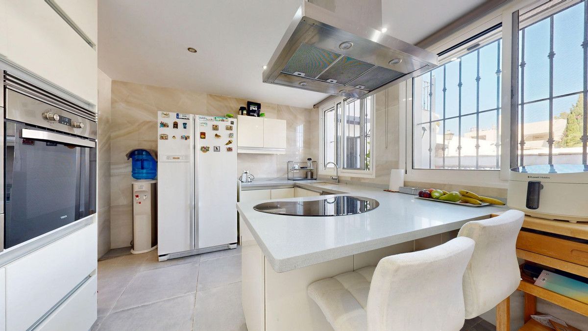 Semi-Detached House in The Golden Mile, The Golden Mile, 10/11